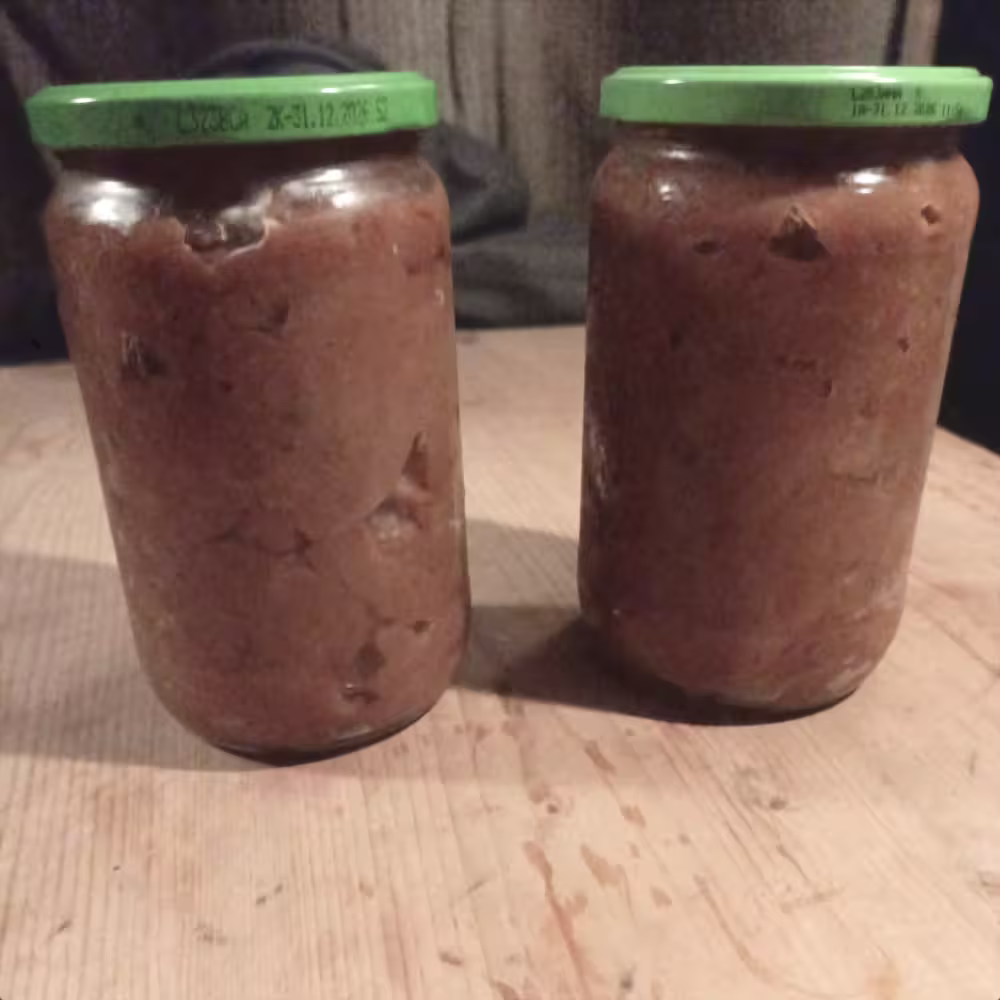 Twee potjes helemaal nokvol na vijf a zes keer mispels door de zeef duwen Twee potjes helemaal nokvol na vijf a zes keer mispels door de zeef duwen