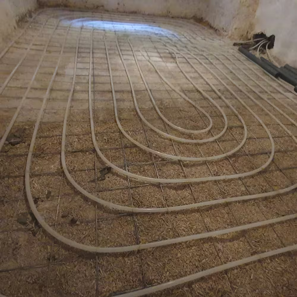Dit is de andere kamer met de vloerverwarming. Je ziet dat we hier een ander legsysteem gebruiken, namelijk de buis zit met kleine stropjes aan ijzeren netten vast. Dit was helaas niet de meest ecologische keuze, alleen de extra stevigheid va de ijzeren netten was de doorslag. Er zijn hier meer opties mogelijk, die ik in mijn cursus bespreek. Dit is de andere kamer met de vloerverwarming. Je ziet dat we hier een ander legsysteem gebruiken, namelijk de buis zit met kleine stropjes aan ijzeren netten vast. Dit was helaas niet de meest ecologische keuze, alleen de extra stevigheid va de ijzeren netten was de doorslag. Er zijn hier meer opties mogelijk, die ik in mijn cursus bespreek.
