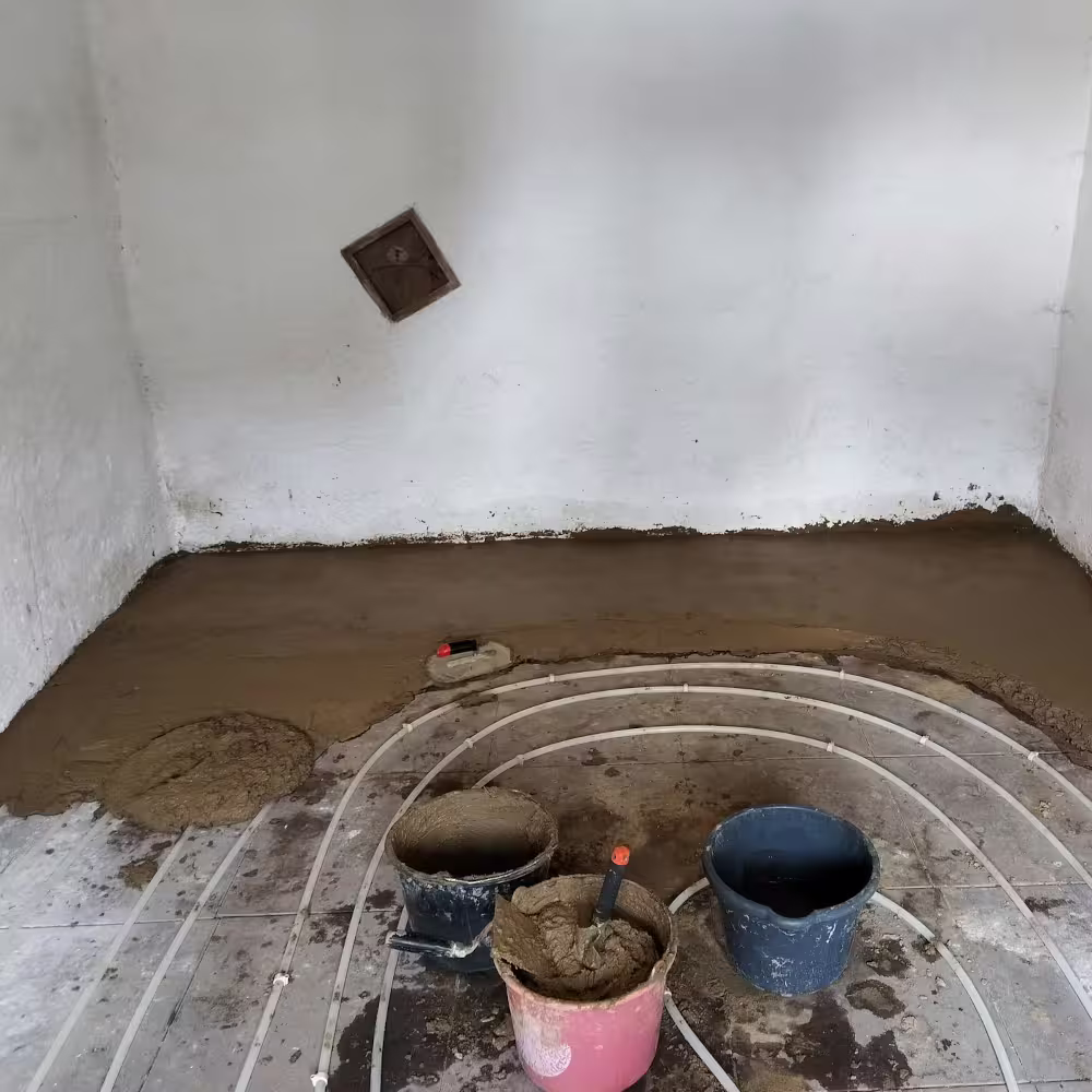 Het leggen van de leem ging vrij vlot, dankzij onze uitgebreide leem ervaring. Ook hadden we precies de juiste tools gewoon al in huis. Het leggen van de leem ging vrij vlot, dankzij onze uitgebreide leem ervaring. Ook hadden we precies de juiste tools gewoon al in huis.