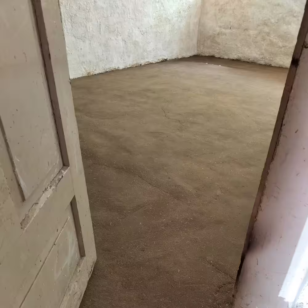 Het resultaat is een prachtige leemvloer, waarbij de bovenste halve centimeter dus doordrengt is met lijnolie. Dit heeft als gevolg dat het zand niet loslaat als je het veegt, en dat het vocht-afstotend is. Kortom: het is een gewone en bruikbare vloer. Als ik de vloerverwarming even heb aangedaan, is het heeeeerlijk om met je bloven voeten over te lopen, alsof je ziel geaaid wordt. Het resultaat is een prachtige leemvloer, waarbij de bovenste halve centimeter dus doordrengt is met lijnolie. Dit heeft als gevolg dat het zand niet loslaat als je het veegt, en dat het vocht-afstotend is. Kortom: het is een gewone en bruikbare vloer. Als ik de vloerverwarming even heb aangedaan, is het heeeeerlijk om met je bloven voeten over te lopen, alsof je ziel geaaid wordt.