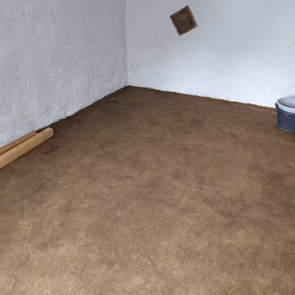 Hier zie je de keuken vlak voordat ik het keukenmeubilair terugzette. Helaas zitten er wel scheuren in, maar gek genoeg is het niet lelijk, het past bij het huis. Ik zou volgende vloeren wel scheurloos kunnen aanleggen, maar de eerste keer dus niet. In de tientallen geleemde muren die zit geen énkele scheur, dus een beetje verbaasd waren we wel. Hier zie je de keuken vlak voordat ik het keukenmeubilair terugzette. Helaas zitten er wel scheuren in, maar gek genoeg is het niet lelijk, het past bij het huis. Ik zou volgende vloeren wel scheurloos kunnen aanleggen, maar de eerste keer dus niet. In de tientallen geleemde muren die zit geen énkele scheur, dus een beetje verbaasd waren we wel.